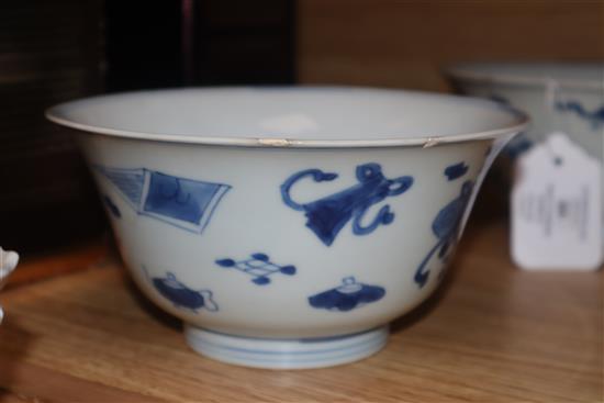 A pair of Chinese Kangxi blue and white hundred antique pattern bowls diameter 15cm